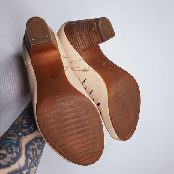 Clarks Okena Posh Peep Toe Heels 8 Perforated Comfort Career Nubuck Leather Shoe - Picture 9 of 12